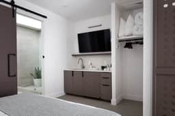 Jeff Suite 204 - Image 4