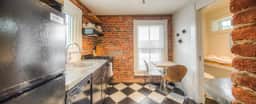 Belmont Farmhouse: Elegant Apartment - Image 4