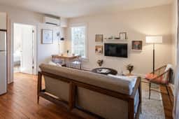 Belmont Farmhouse: Retro Apartment - Image 2