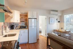 Belmont Farmhouse: Retro Apartment - Image 4