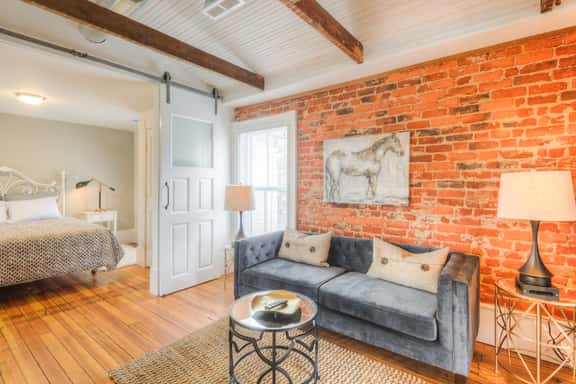 Belmont Farmhouse: Elegant Apartment - Image 1