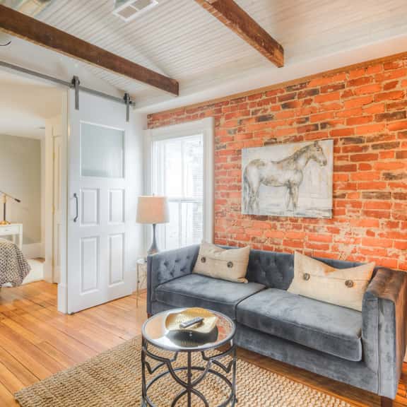 Belmont Farmhouse: Elegant Apartment - Image 1