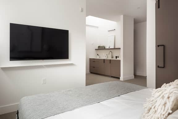 Jeff Suite 203 - Image 4