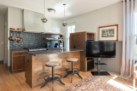 Belmont House: Blacksmith Apartment - Image 2