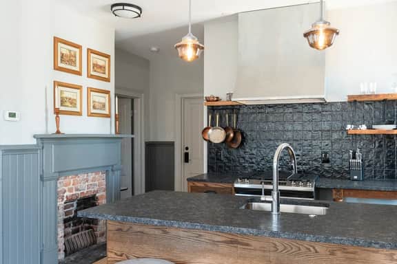 Belmont House: Blacksmith Apartment - Image 3