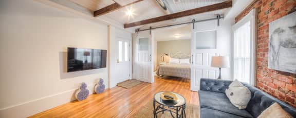 Belmont Farmhouse: Elegant Apartment - Image 2