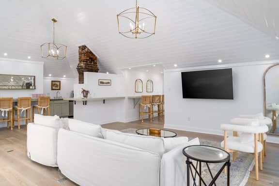 Everett Estate Suite 11 - Image 3